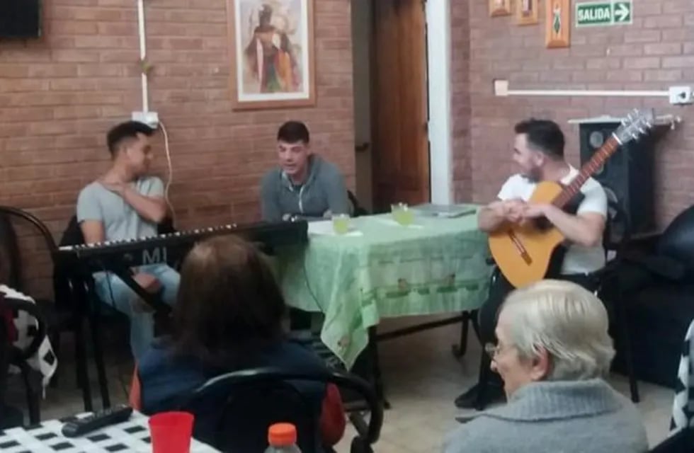Matías Marto Carreras y Marcos Bainotti, de Mega Track, cantaron en el Geriátrico Santa Rita.