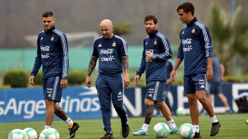 Jorge Sampaoli junto a Mauro Icardi, Lionel Messi y Paulo Dybala en la Selección Nacional (2017).