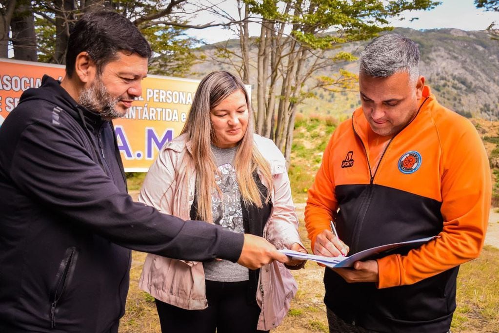 Ushuaia: el club deportivo AMPS recibió el certificado de posesión del predio para su sede
