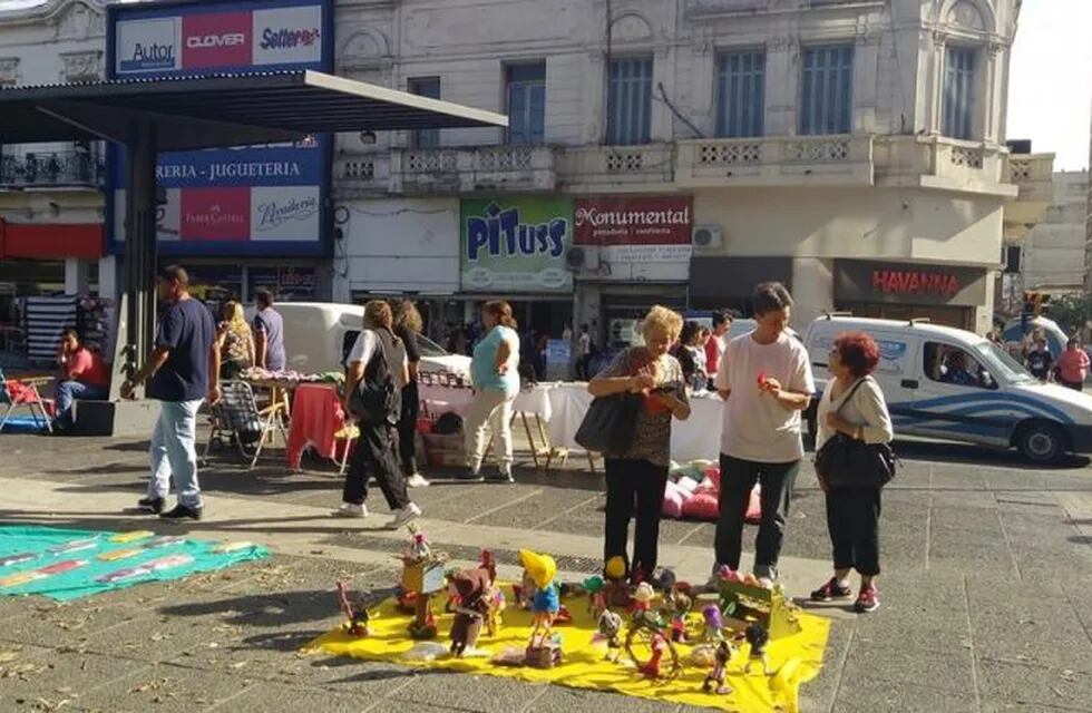 Los manteros y vendedores informales se trasladaron a la plaza Sarmiento durante el paro de trabajadores municipales de Rosario.