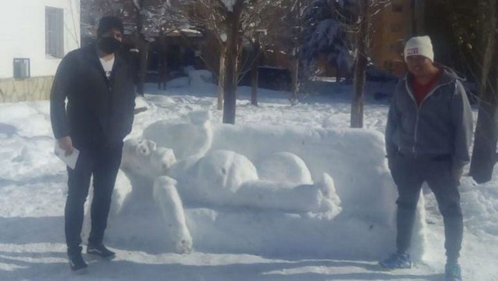 Los grandes también se divierten con la nieve, hicieron un Homero Simpson