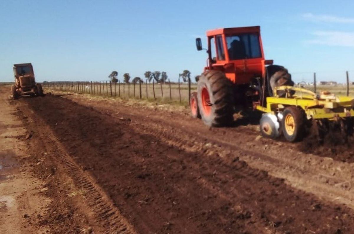 Comenzaron obra para mejorar caminos rurales en Calderón y Pehuen Co