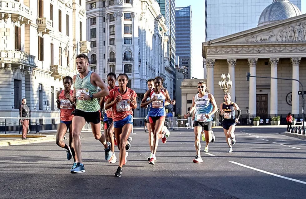 Casi 9 mil atletas compiten en la maratón en la Ciudad de Buenos Aires.