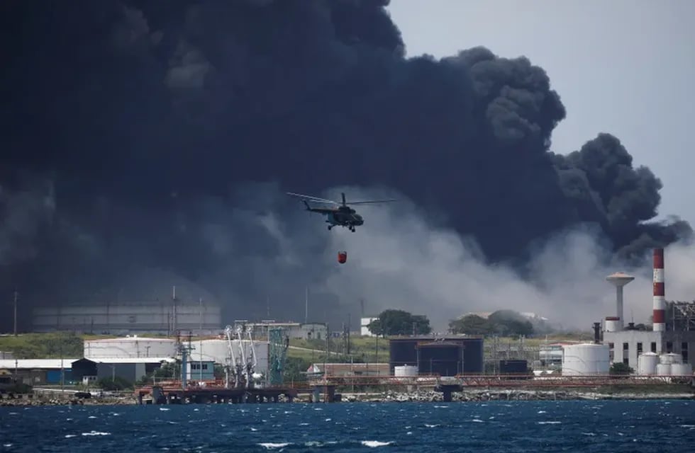 Luego de que explotaran tanques de petroleo, más de 70 personas resultaron heridas. - Gentileza / AP