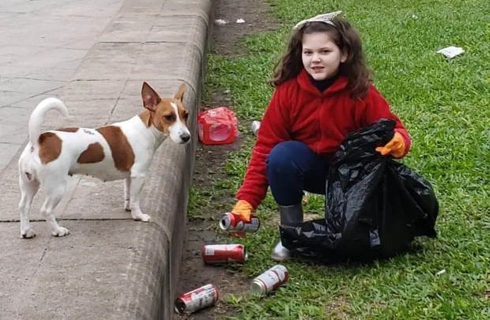 Tiene 7 años y juntó la basura de la plaza para cuidar el medio ambiente