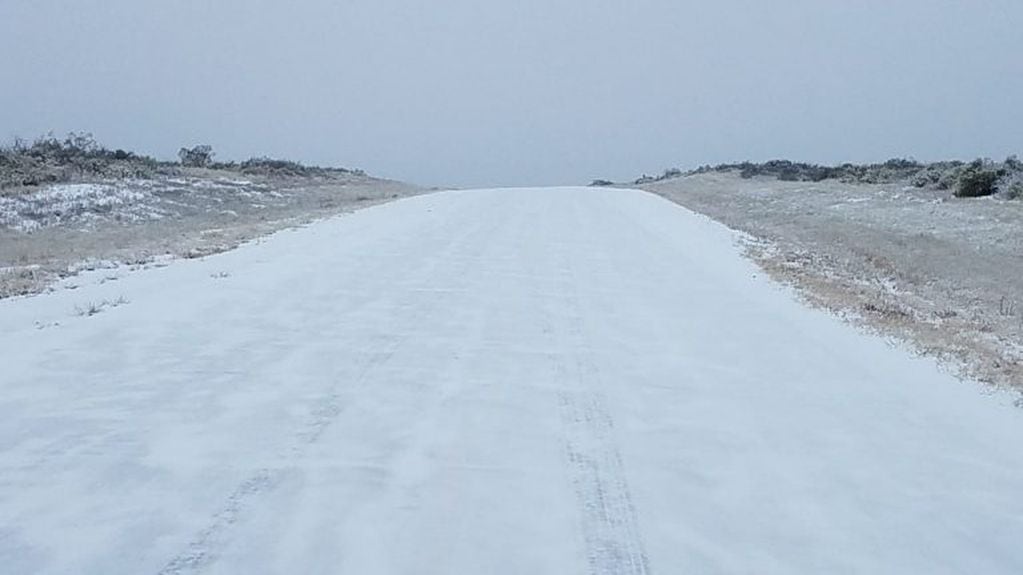La calzada de la ruta 143, completamente cubierta de nieve.