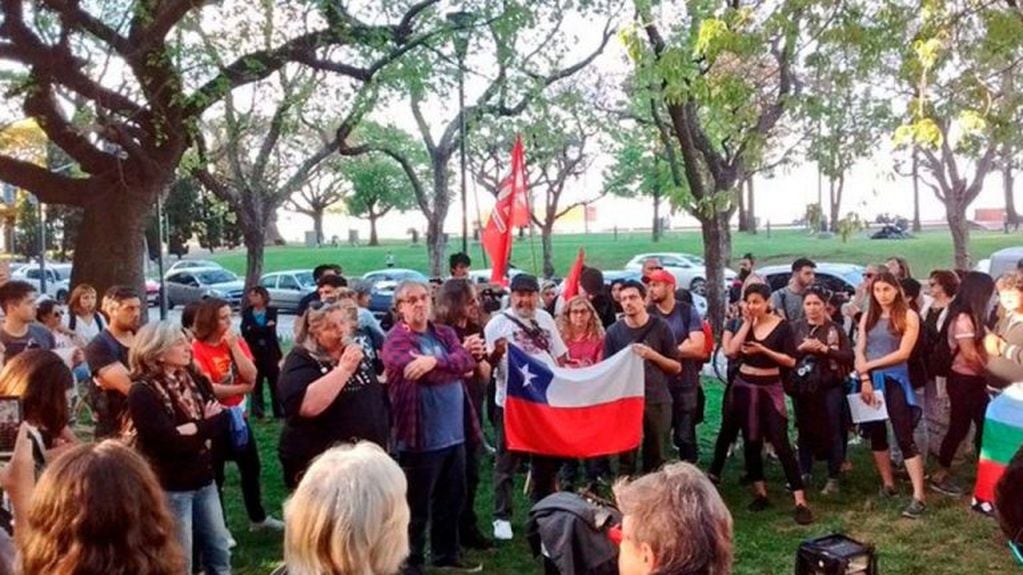Chilenos se manifestaron frente al Consulado de Rosario con el apoyo de organizaciones sindicales y partidos políticos. (@cta_santafe)