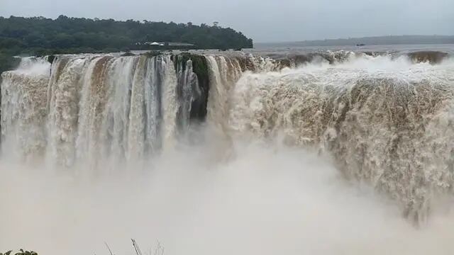 Aumento en el caudal de agua permite un imponente paisaje en las Cataratas del Iguazú