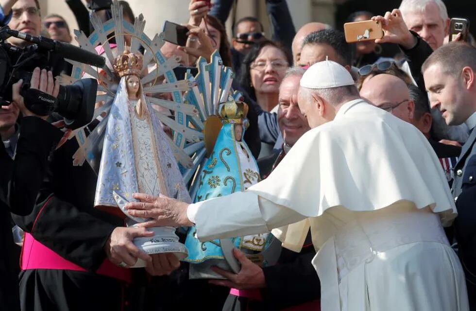 El Papa Francisco preside el intercambio de dos estatuas por vicarios militares británicos y argentinos que simbolizan la Guerra de las Malvinas de 1982. Crédito: REUTERS / Remo Casilli.
