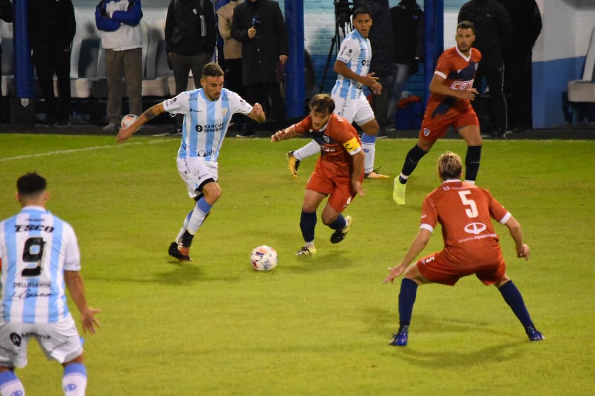 Con un hombre de más, Atlético empató con Tristán Suárez 2 a 2