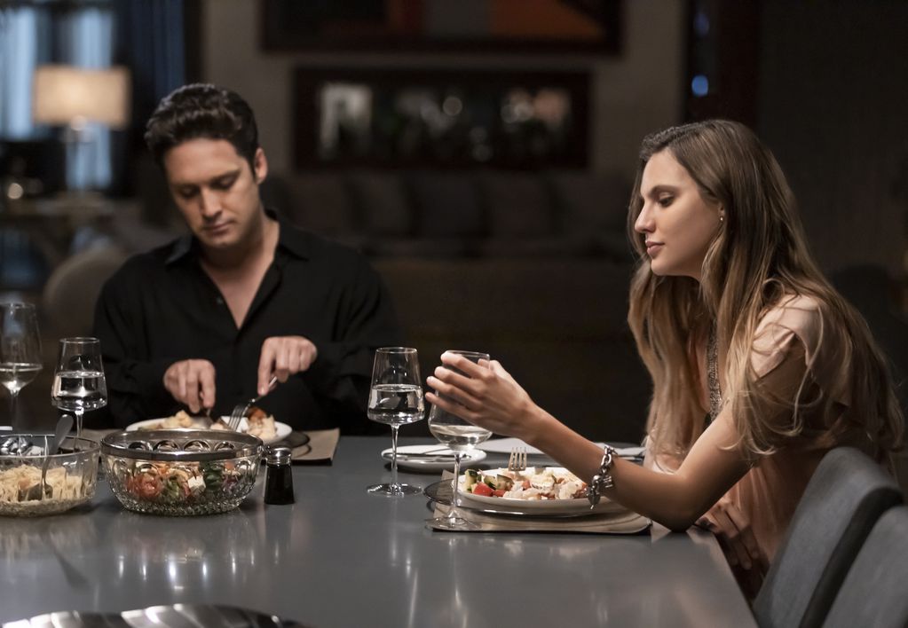 LUIS MIGUEL LA SERIE - Temporada 2 (L to R) DIEGO BONETA as LUIS MIGUEL and MACARENA ACHAGA as MICHELLE SALAS in Episode 203 of LUIS MIGUEL LA SERIE - Temporada 2. Cr. CAMILA JURADO/NETFLIX © 2021