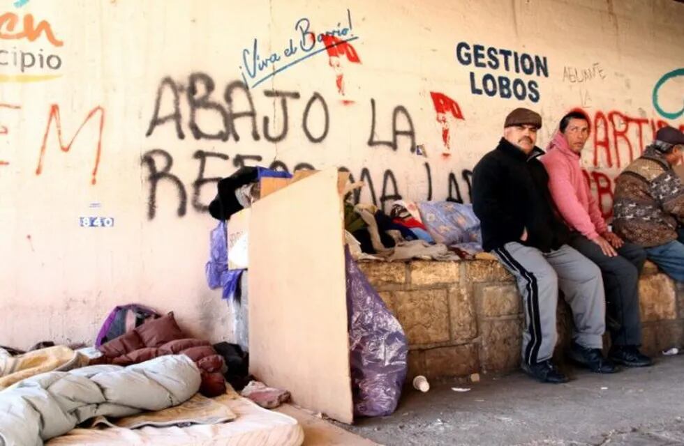 Entre 15 y 30 las personas que, desde hace un mes, se encontraban viviendo debajo del Puente Alberdi, en Dorrego, fueron desalojadas del sector.
