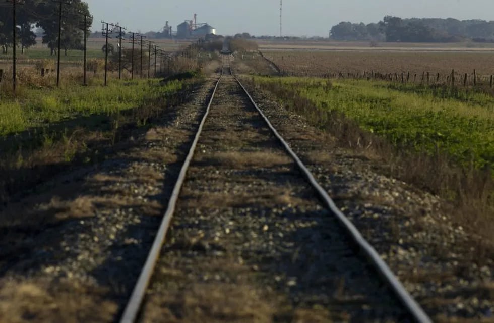 abandono trenes en mal estado viasrnrnIn this July 14, 2012 photo, train tracks cross a farm near Pergamino, Argentina. China agreed to cooperate in financing the modernization of the Belgrano Cargas railway, which connects Argentina capital Buenos Aires with 13 of Argentinau2019s 23 provinces, including the main soybean producing areas  in the north of the country. China is a leading buyer of Argentine soybeans. China has emerged in recent years as the largest provider of development loans to Argentina, Venezuela and Ecuador, according to the Gallagher report. (AP Photo/Natacha Pisarenko) buenos aires  decadencia del sistema ferroviario argentino trenes ferrocarriles