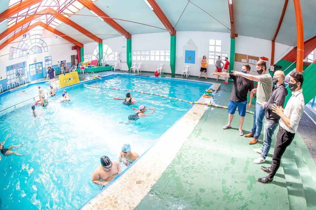 El intendente Martín Perez recorrió el natatorio Municipal Eva Perón, en el marco de una recorrida a las actividades de Deporte Adaptado.