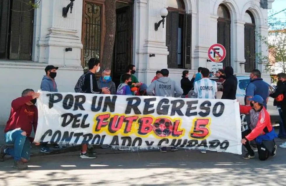Protesta de propietarios de canchas de fútbol 5 (Vía Santa Rosa)