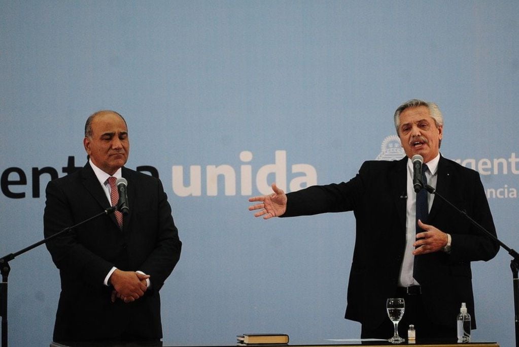 Juan Manzur jura como ministro ante el presidente Alberto Fernández. 