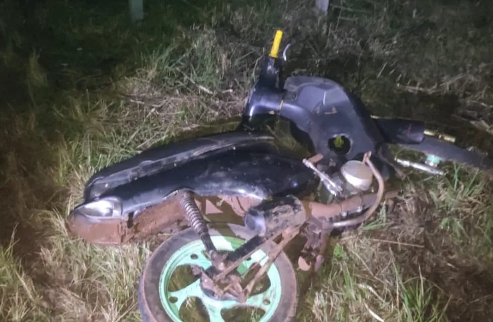 Un motociclista lesionado tras colisionar con un vehículo en Colonia Alberdim