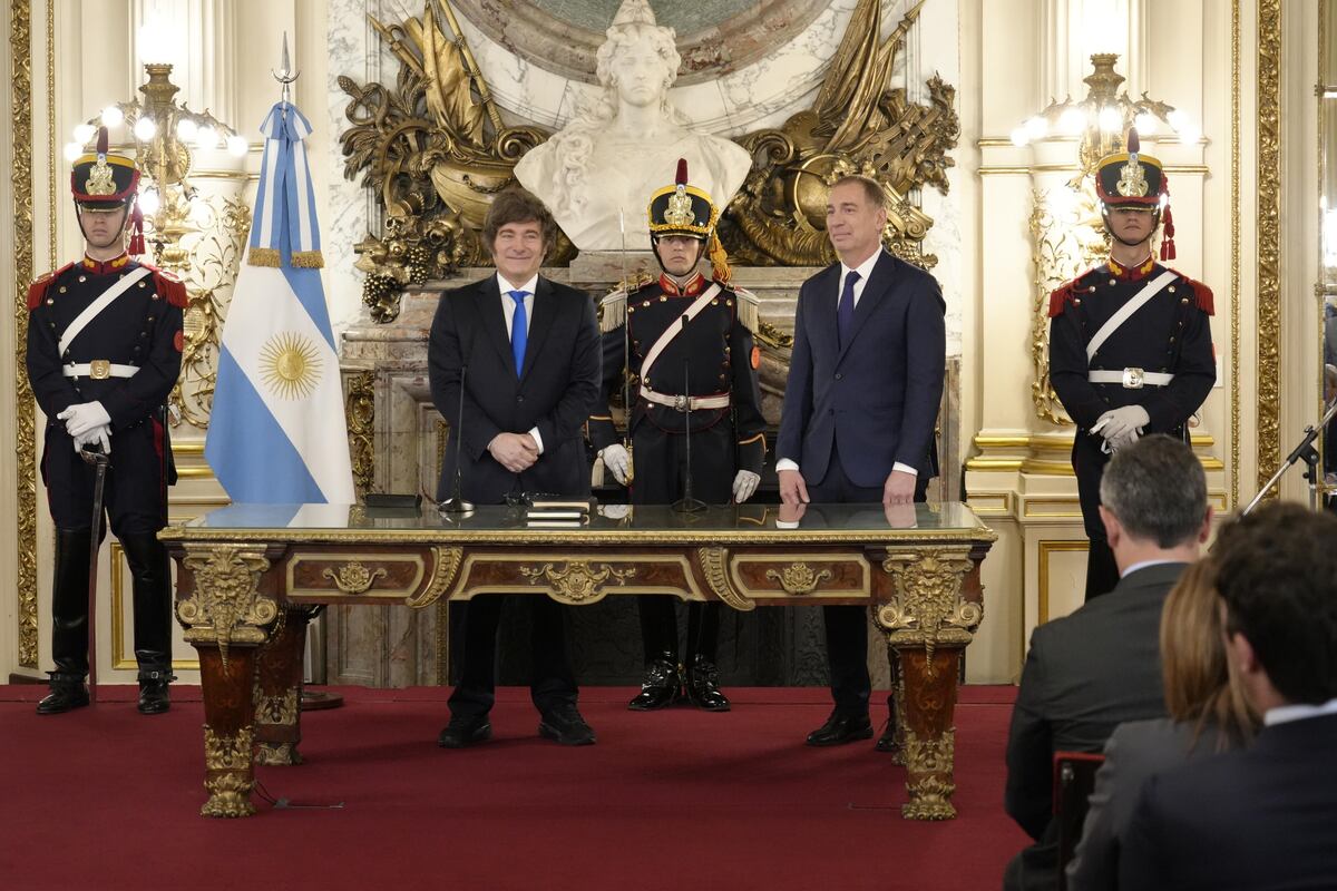Milei le tomó juramento a Santilli, pero le recortó poder y fortaleció a Karina thumbnail