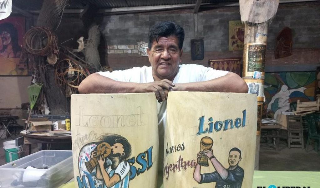 El santiagueño que quiere conocer a Lionel Messi y Lionel Scaloni para entregarles los bombos que fabricó.