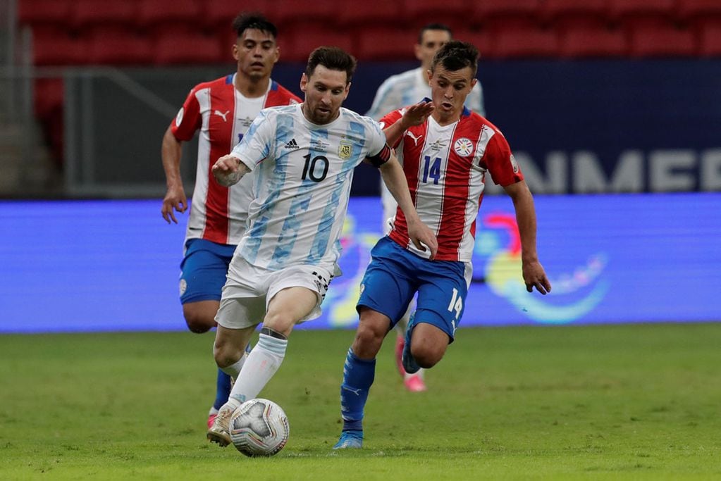 Lionel Messi se le escapa a Andrés Cubas. Argentina y Paraguay se enfrentaron en Brasilia por la Copa América. (AP)