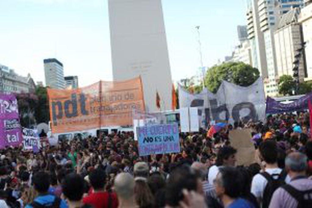 BAS31. BUENOS AIRES (ARGENTINA), 07/02/2017.- Mujeres participan de un "tetazo", una protesta contra la prohibición de hacer "topless", hoy, martes 7 de febrero de 2017, en el Obelisco de Buenos Aires (Argentina). La manifestación fue generada por un ampl