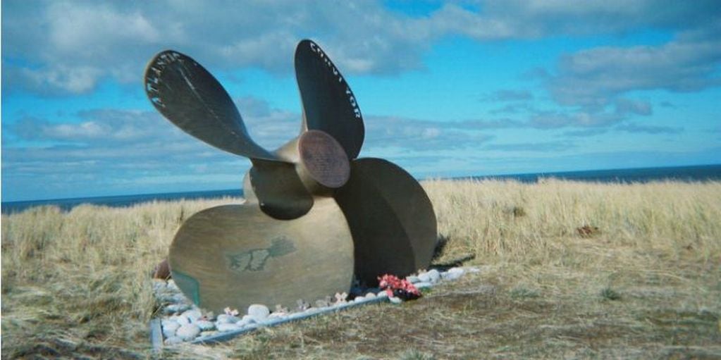 El memorial del hundimiento del Atlantic Conveyor en las Malvinas.