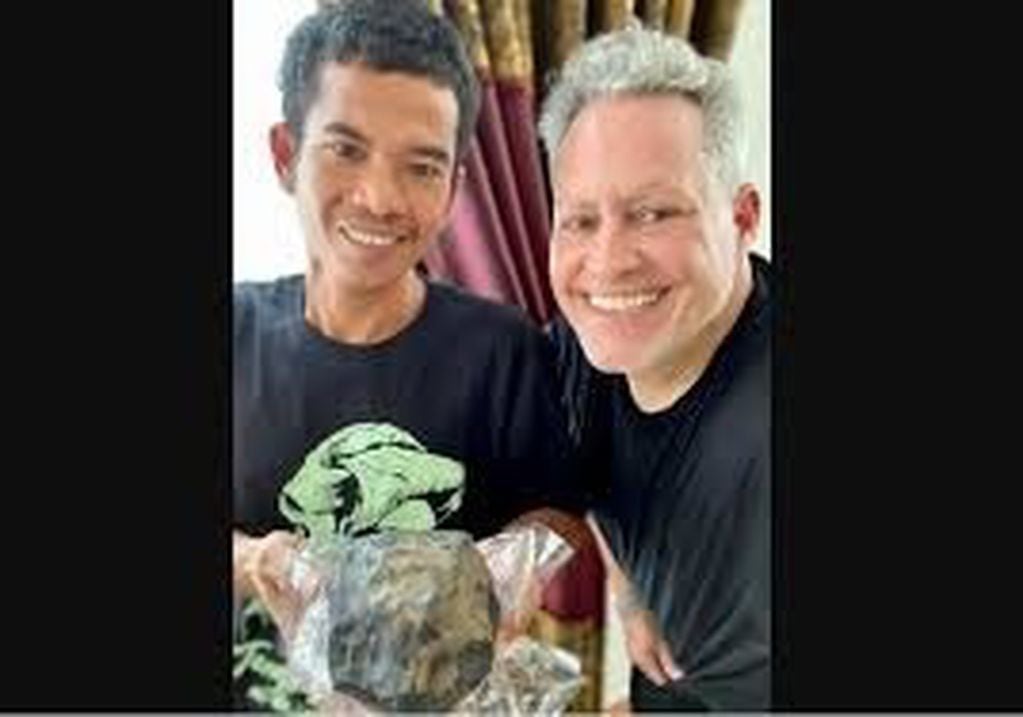 Jay Piatek y Josua Hutagalung con el meteorito espacial