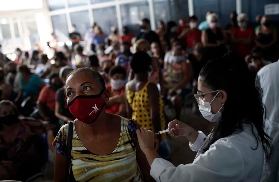 Una enfermera aplica a una mujer la vacuna china Sinovac contra el COVID-19 en Sao Joao de Meriti, en el estado de Rí­o de Janeiro (AP Photo/Silvia Izquierdo, File)
