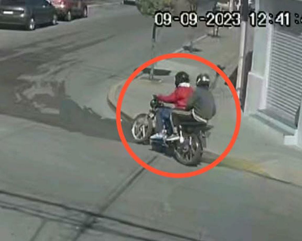 Alta Gracia. Los motochoros escaparon por calle Liniers. (Captura de video)