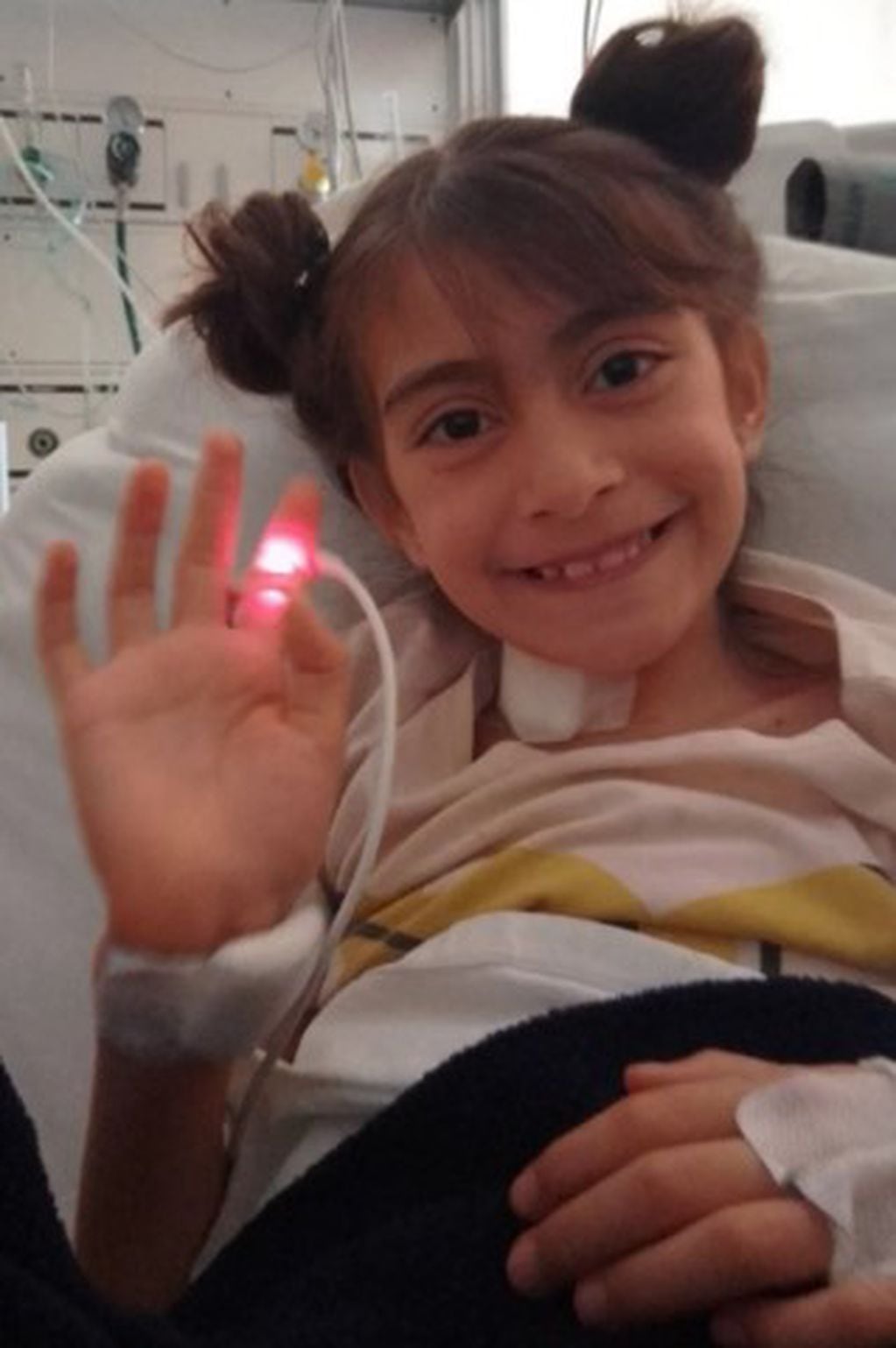 Después del trasplante de corazón, Kiara sigue recuperándose en el hospital.