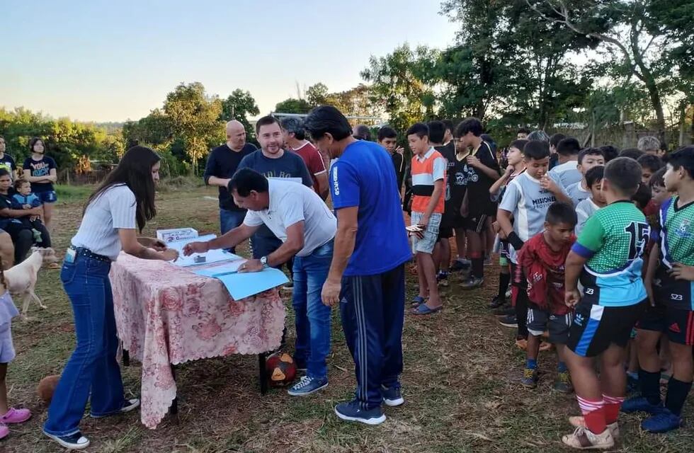 Hicieron entrega de Personería Jurídica a Escuelitas de Fútbol en barrios de Iguazú.