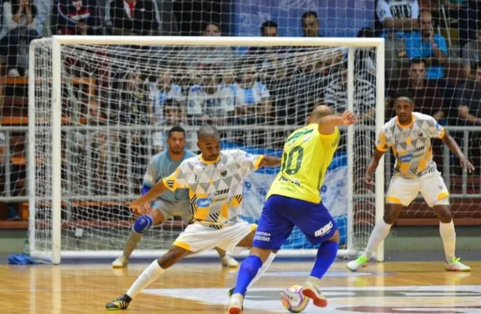 Ayrton puro talento brasileño salvó a Brasil ante Sudáfrica. (WEB)