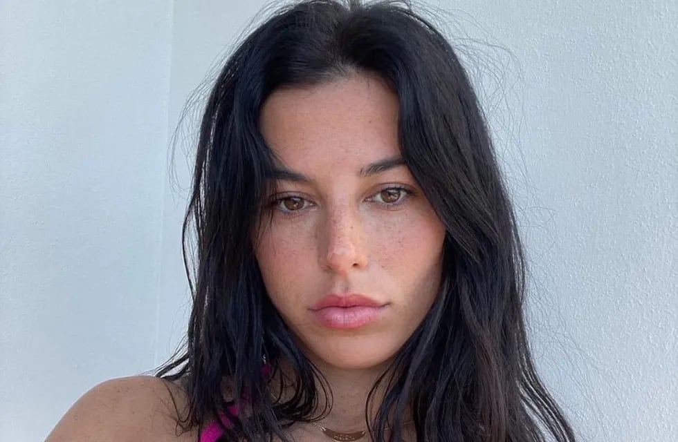Victoria Villarroel posó tapada solo con plumas blancas y sorprendió en Instagram.