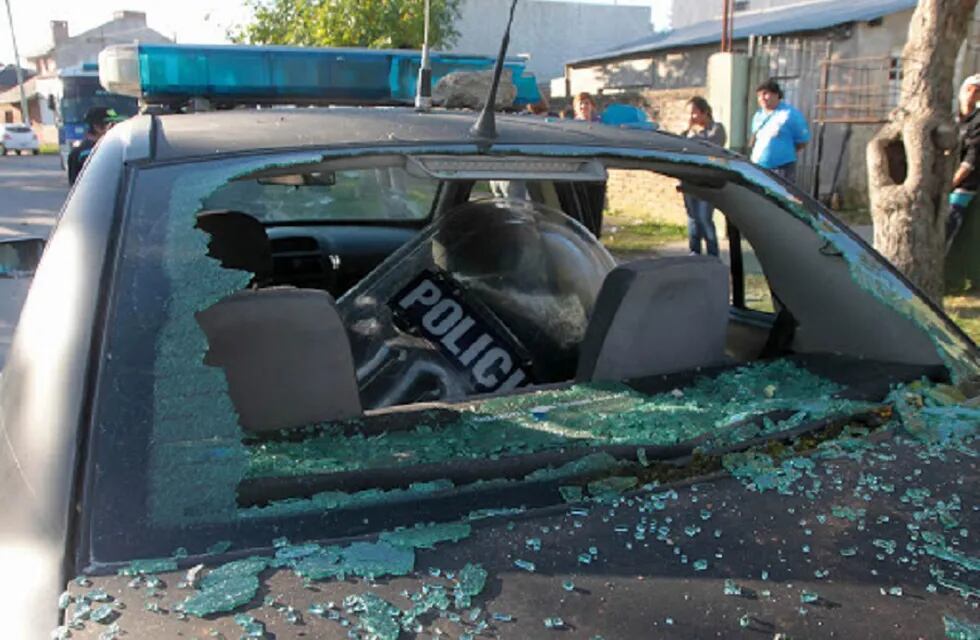 Borrachos destrozaron un móvil policial en Maciel