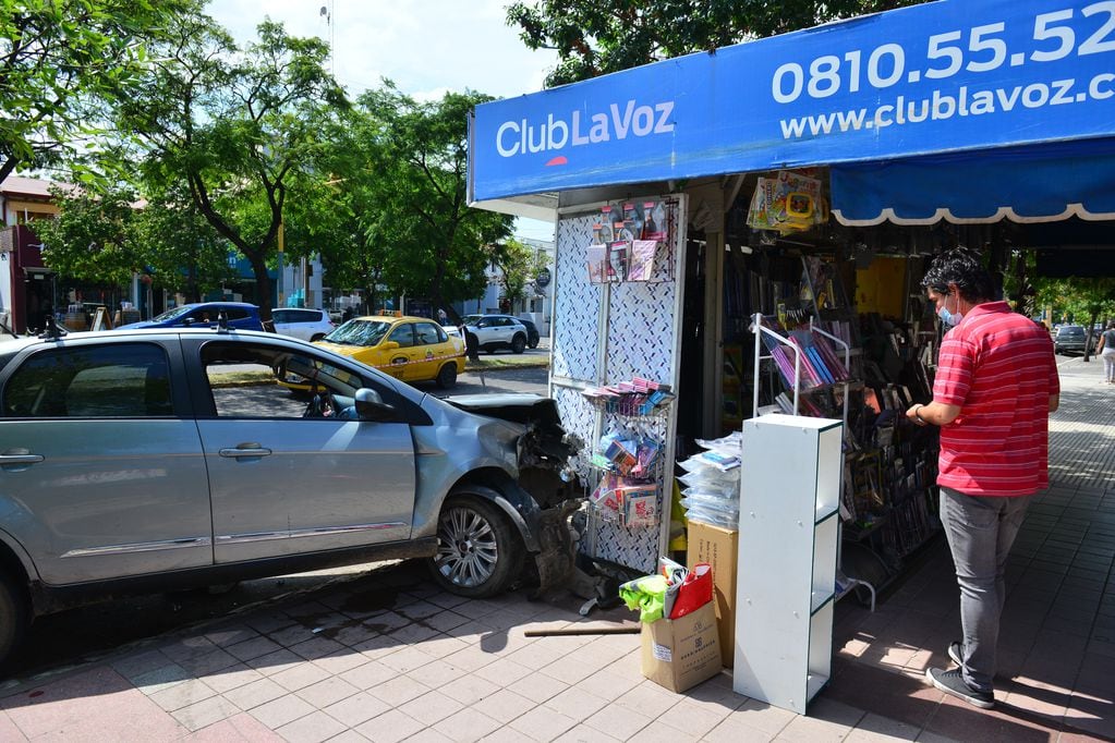 Un auto terminó incrustado en un quiosco de diarios (José Hernández)