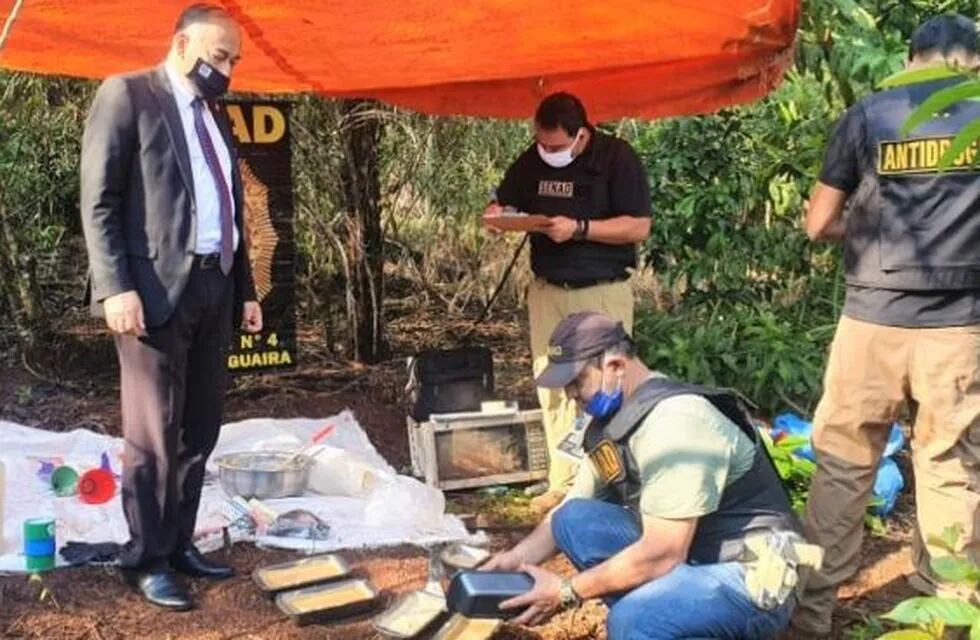 Los agentes encontraron restos de las drogas que se cocinaban en el campamento.