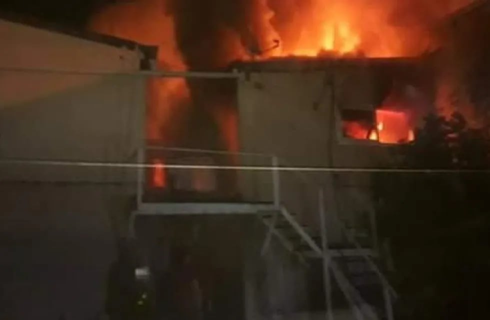 El incendio se propagó por un condominio de Funes donde vivían diez familias. (Captura de pantalla)