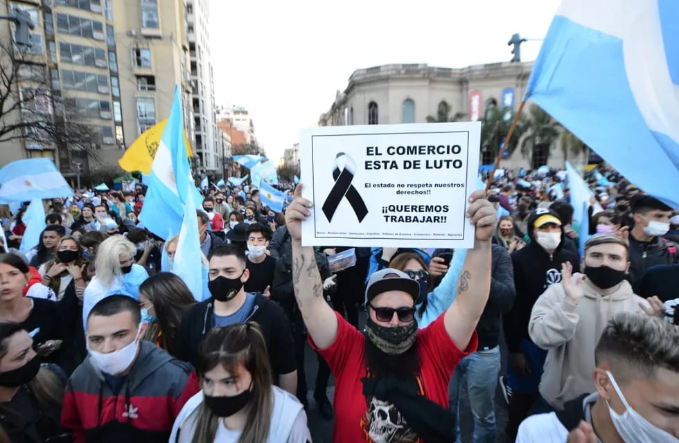 Comerciantes y sectores afectados por las restricciones marcharon en Córdoba (José Hernández)