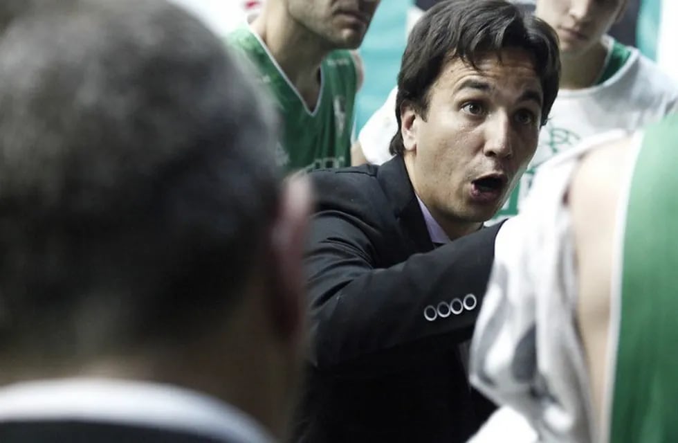 El entrenador de los Verdes, Nicolás Casalánguida, con mucho tiempo para trabajar.