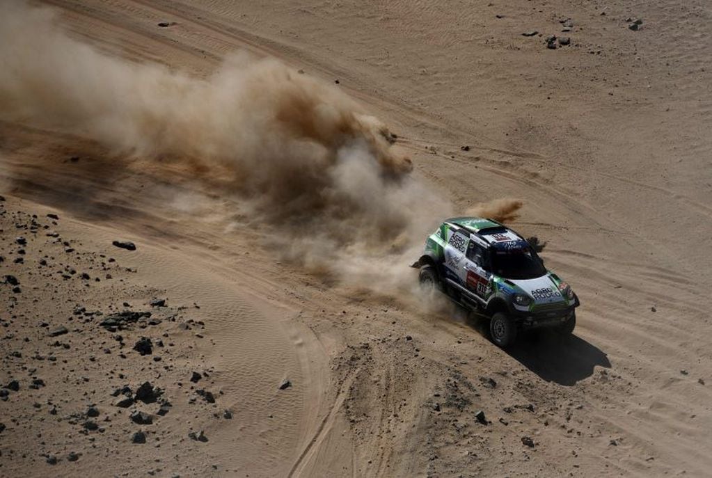 Al volante de un Mini, Zala fue el sorprendente primer ganador del Dakar-2020 tras imponerse en la primera etapa, de 319 km de especial en Arabia Saudita. Zala superó por 2 minutos y 14 segundos al francés Stéphane Peterhansel (Mini) y al español Carlos Sainz (Mini) en 2:50. (Photo by FRANCK FIFE / AFP)