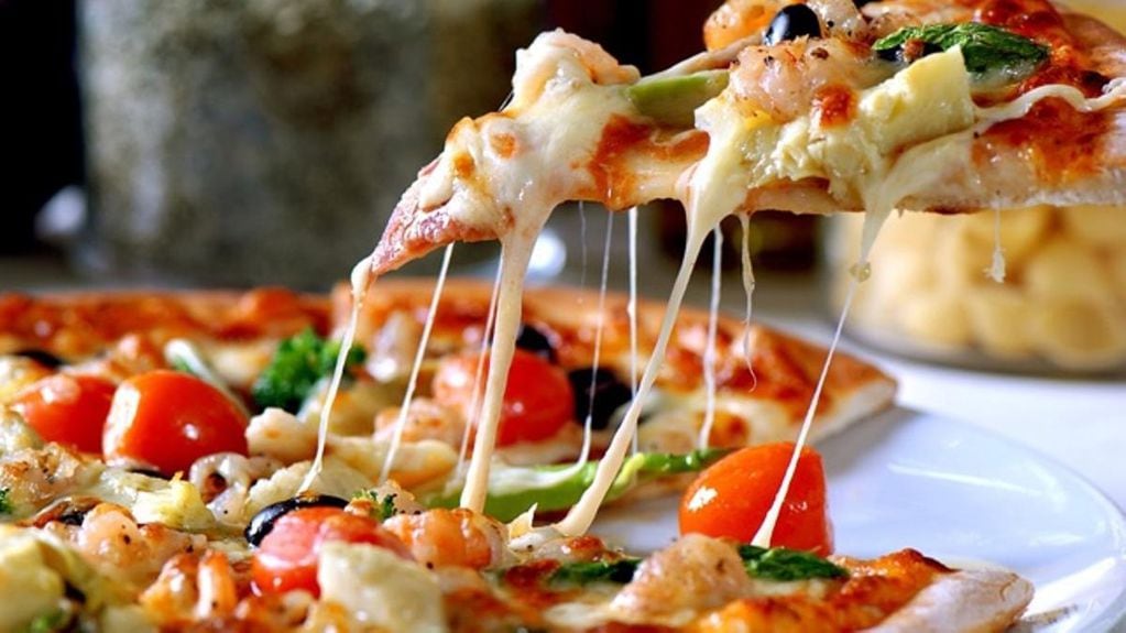 Pizza de coliflor: la receta rápida, fácil y keto que te convertirá en la estrella de la cocina