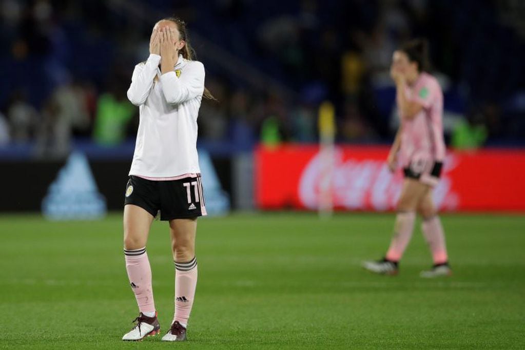 Lisa Evans, de Escocia, tras el empate 3-3 contra Argentina, cuando su equipo había estado 3-0 arriba. (AP/Alessandra Tarantino).