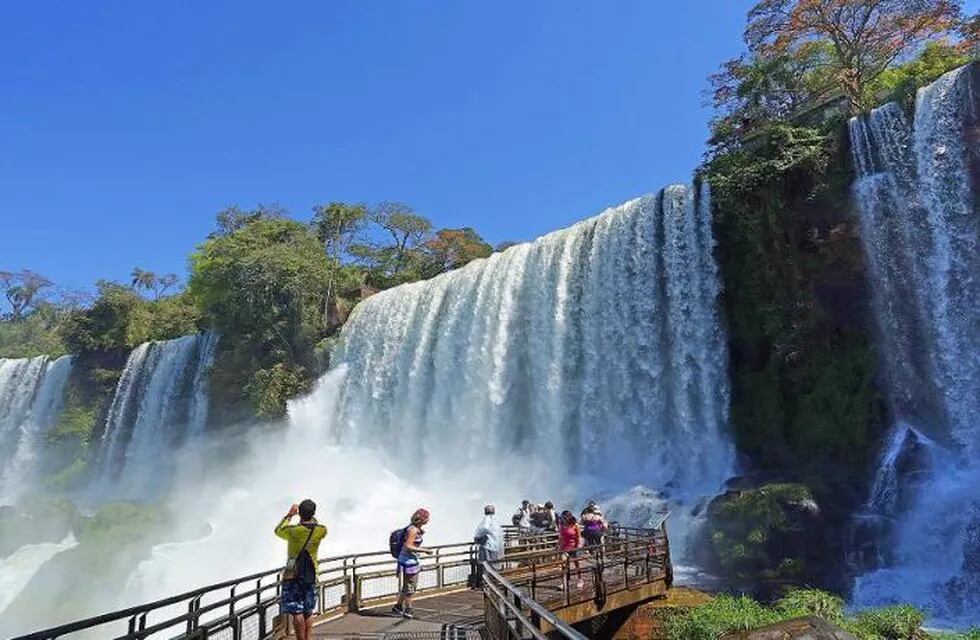 Crisis en Puerto Iguazú: turistas exigen reintegros de reservas hoteleras.