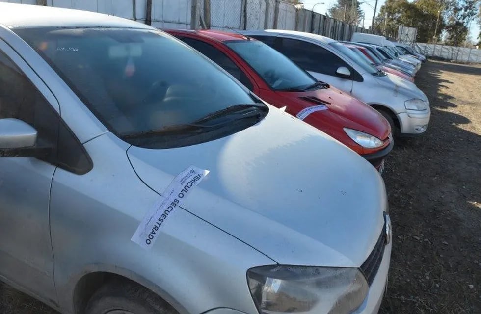 Los vehículos secuestrados durante los operativos de fin de semana son trasladados al playón municipal de Neuquén.