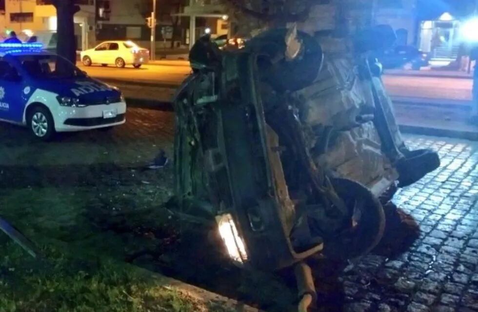 El Ford Galaxy apareció volcado en plena avenida pero su conductor no estaba. Investigan si se trata de un auto robado. (@belitaonline)