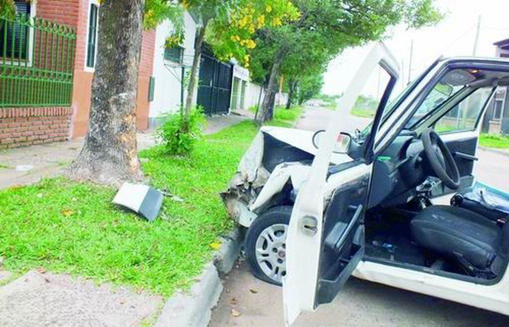 Un delincuente robó un automóvil y se estrelló contra un árbol