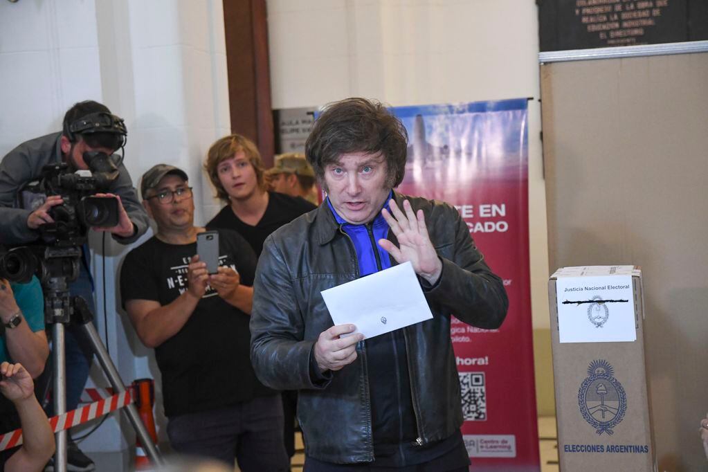 Almagro. El candidato presidencial de La Libertad Avanza (LLA), Javier Milei, votó este mediodía en Buenos Aires (Télam).