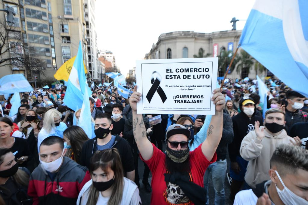 Comerciantes y sectores afectados por las restricciones marcharon en Córdoba (José Hernández)