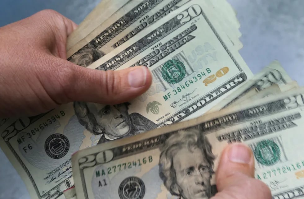 Cómo identificar un dólar falso. (AP/Elise Amendola/Archivo)