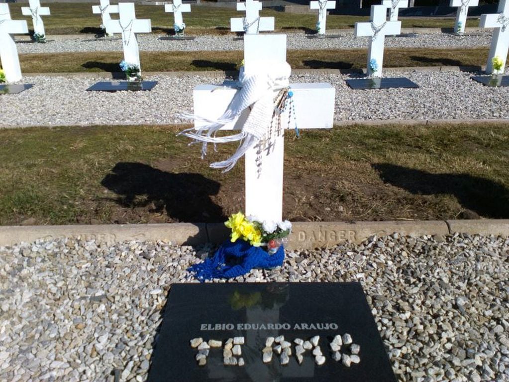 La tumba de Elbio Eduardo Araujo, en el Cementerio Argentino de Darwin, en las Malvinas. La foto (tomada por el autor de esta nota el 26 de marzo de 2018) fue registrada minutos después de que la familia del soldado contemplara por primera vez su nombre allí, gracias a la localización de sus restos. 36 años después de la guerra.